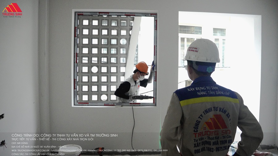Hình ảnh minh họa cho công đoạn lắp khung nhôm vào ô chờ